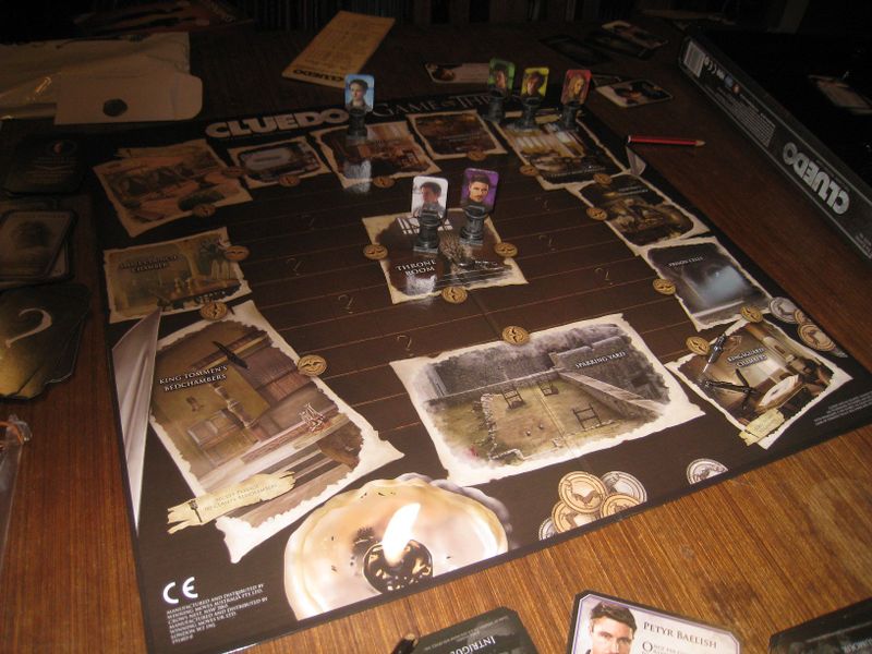 Cluedo Suspect Card Game: The Portable Mystery